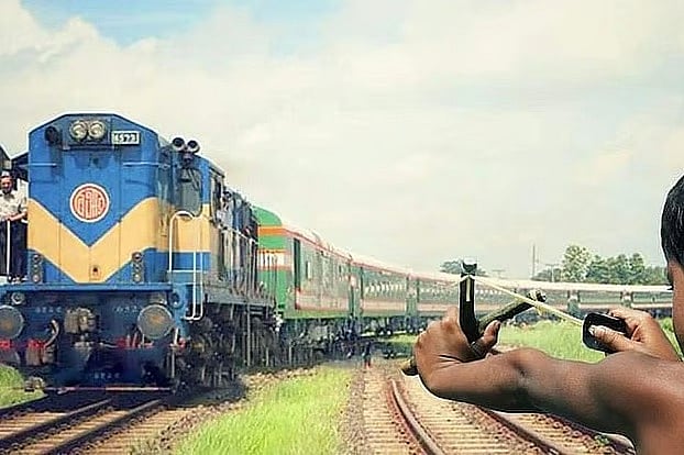 ট্রেনে পাথর নিক্ষেপ