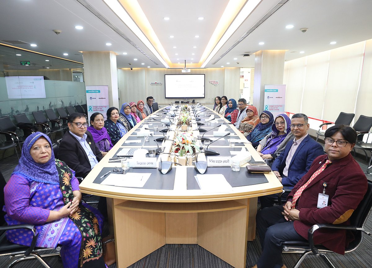 ‘জরায়ুমুখ ক্যানসার নির্মূল: ২০৩০–এর পথে অগ্রগতি ও চ্যালেঞ্জ’ শীর্ষক গোলটেবিল বৈঠকে অতিথিরা। গতকাল রাজধানীর কারওয়ান বাজারে প্রথম আলো কার্যালয়ে