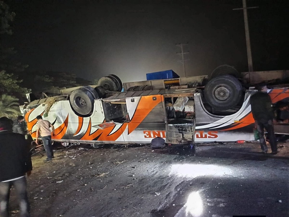 দুর্ঘটনাকবলিত বাস। গতকাল রাতে কুমিল্লার দাউদকান্দি উপজেলার ইলিয়টগঞ্জ এলাকার ঢাকা-চট্টগ্রাম মহাসড়কে