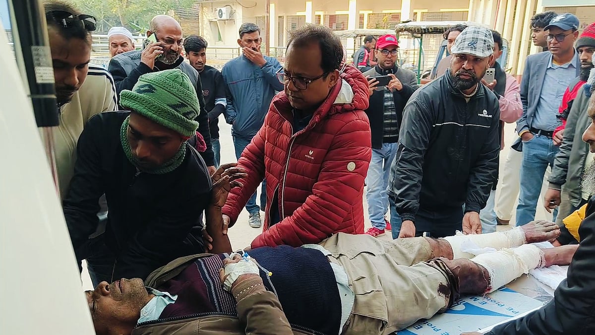 গুরুতর আহত অবস্থায় রায়হান কবীরকে হাসপাতালে নেওয়া হয়। গতকাল বৃহস্পতিবার বিকেলে নাটোরের সিংড়া উপজেলা স্বাস্থ্য কমপ্লেক্সে