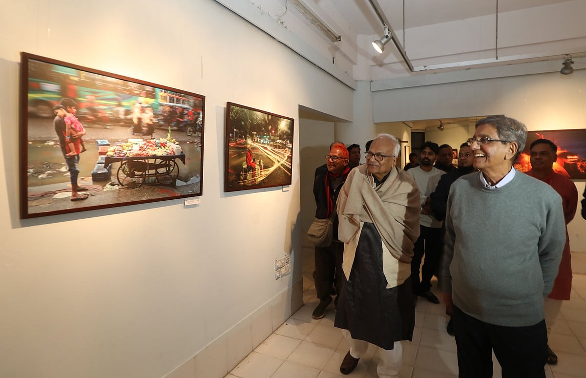 প্রথম আলোর জ্যেষ্ঠ আলোকচিত্রী সৌরভ দাশের আলোকচিত্র প্রদর্শনী ঘুরে দেখেন প্রথম আলো সম্পাদক মতিউর রহমান, কবি ও সাংবাদিক আবুল মোমেনসহ অতিথিরা। আজ বিকেলে চট্টগ্রাম জেলা শিল্পকলা একাডেমির আর্ট গ্যালারিতে
