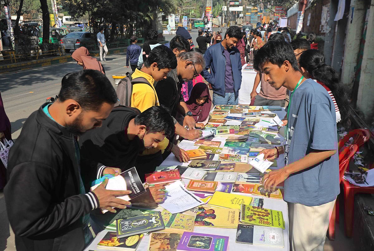 উৎসবে বইপ্রেমীদের ভিড়। আজ সকালে নগরের জামলখান এলাকায়
