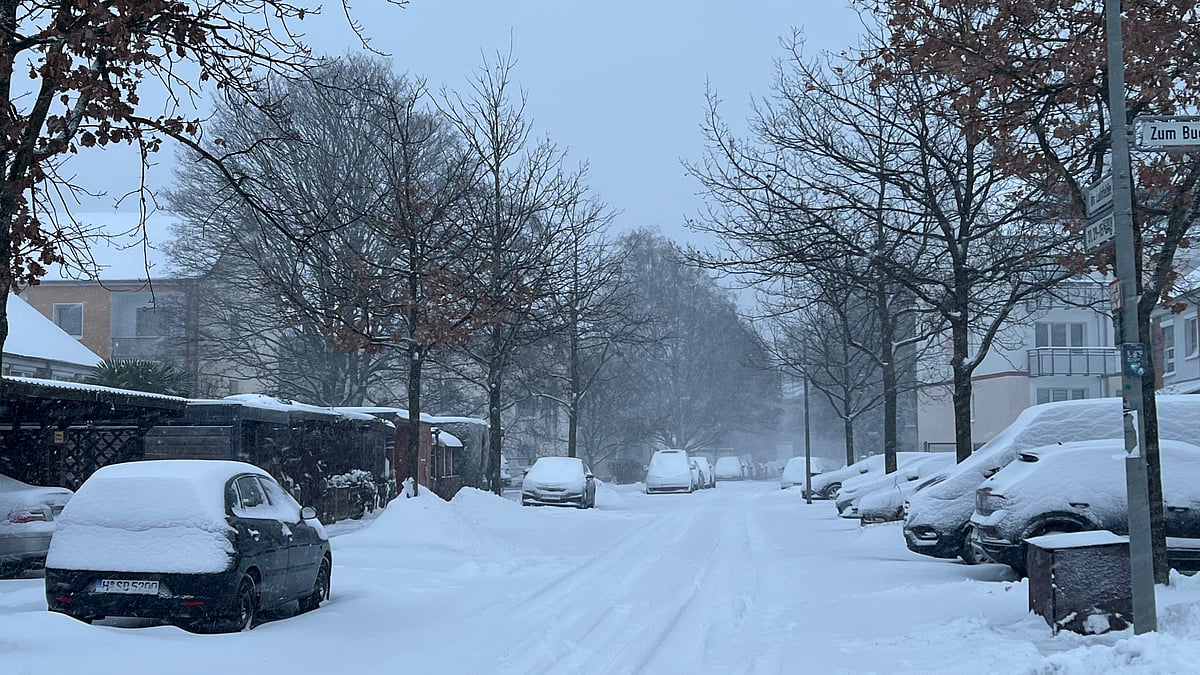 তুষারপাতে জার্মানির রাস্তা অচল