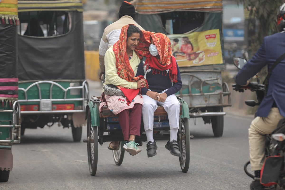শীতের মধ্যে শিশুকে স্কুলে নিয়ে যাচ্ছেন এক অভিভাবক। ছবিটি সম্প্রতি তোলা
