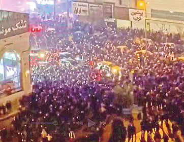 তেহরানে বৃহস্পতিবার সরকারবিরোধী বিক্ষোভে অংশ নেন বিপুলসংখ্যক মানুষ। সামাজিক যোগাযোগমাধ্যমে পাওয়া ভিডিও থেকে