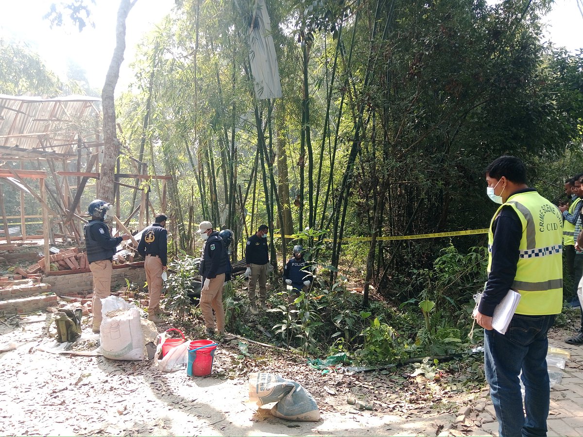 বম্ব ডিসপোজাল ইউনিটের সদস্যরা ককটেল বিস্ফোরণের ঘটনাস্থল থেকে আলামত সংগ্রহ করছেন। আজ শুক্রবার শরীয়তপুরের জাজিরার মুলাই ব্যাপারীকান্দি গ্রামে