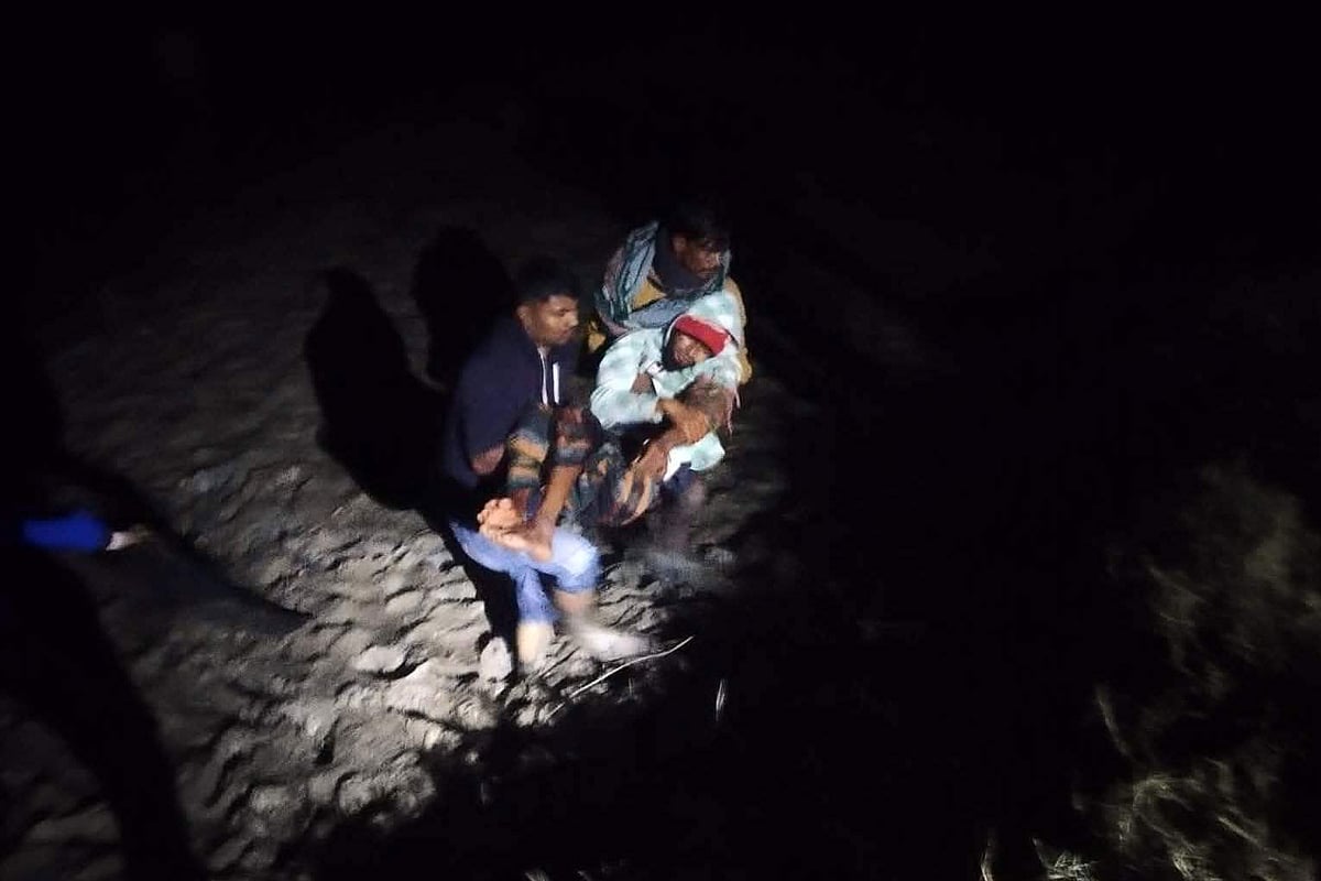 গুলিবিদ্ধ আলমগীরকে উদ্ধার করে নিয়ে আসা হচ্ছে। গতকাল রাতে কক্সবাজারের টেকনাফের হোয়াইক্যং এলাকায়