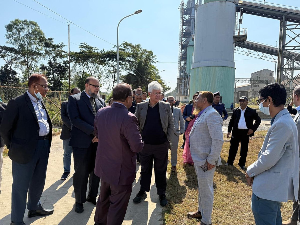 উপদেষ্টা আদিলুর রহমান খান আজ শুক্রবার সুনামগঞ্জ জেলার ছাতক উপজেলায় ছাতক সিমেন্ট কোম্পানি  পরিদর্শন করেন
