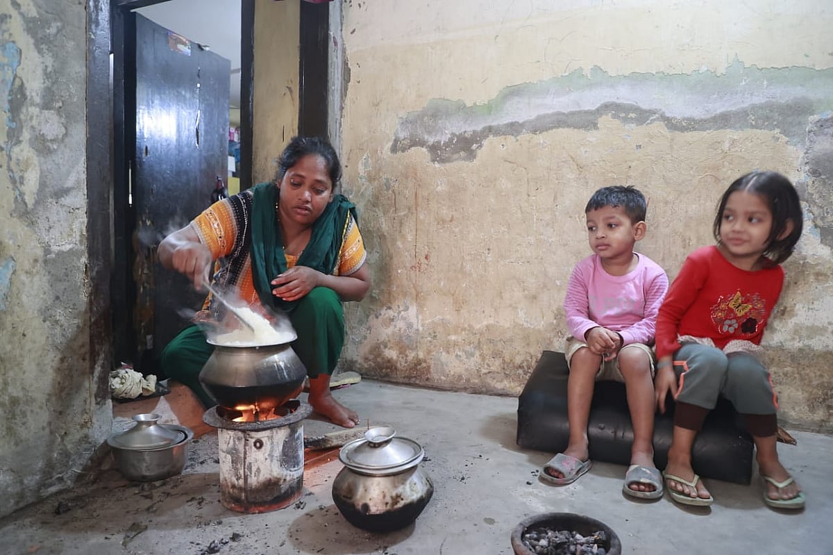 গ্যাস না থাকায় বিকল্প উপায়ে রান্না করা হচ্ছে। আজ শুক্রবার বেলা ২টার দিকে রাজধানীর পূর্ব দোলাইরপাড় এলাকায়