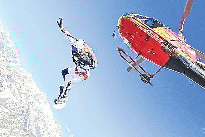 হেলিকপ্টার থেকে লাফিয়ে পড়েছেন ওলগা নাউমোভা