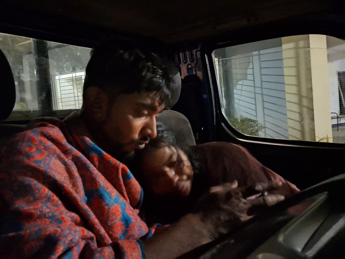 কুমিল্লায় বাস দুর্ঘটনায় নিহত শিশু হোসাইনের মা কান্নায় ভেঙে পড়েন। আজ শুক্রবার দুপুরে দাউদকান্দি থানার সামনে