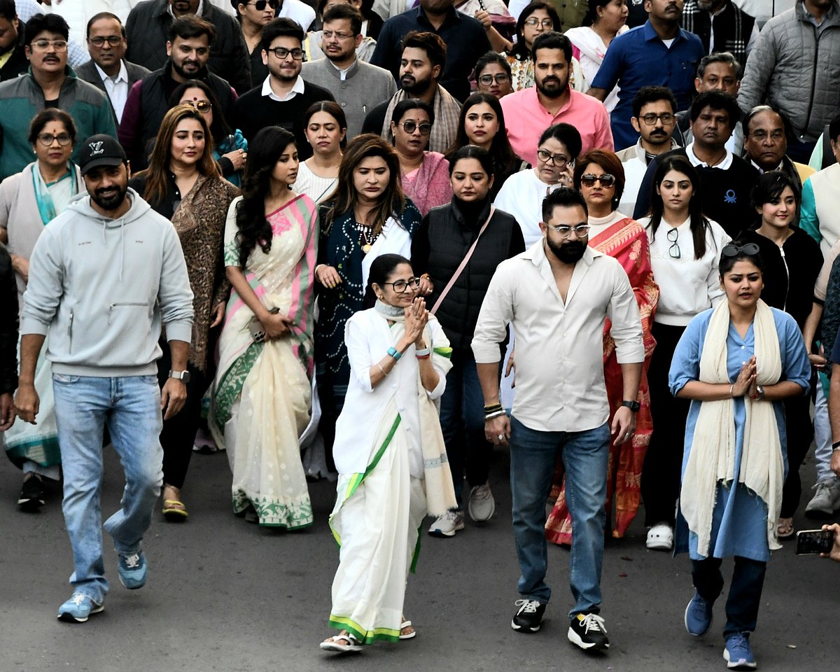 ইডির তল্লাশির বিরুদ্ধে তৃণমূল কংগ্রেসের প্রতিবাদ মিছিলে নেতা–কর্মীদের সঙ্গে মমতা বন্দ্যোপাধ্যায়। কলকাতা, পশ্চিমবঙ্গ, ভারত। ৯ জানুয়ারি, ২০২৬