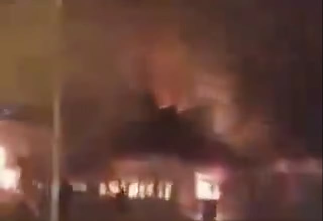 মধ্য ইরানের ইসফাহানে ‘ইসলামিক রিপাবলিক অব ইরান ব্রডকাস্টিং (আইআরআইবি)’ ভবনে আগুন ধরিয়ে দেন বিক্ষোভকারীরা