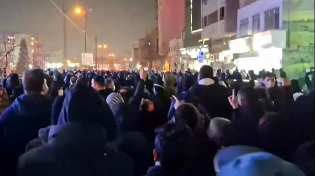 ইরানে বিভিন্ন শহরে বিক্ষোভ ছড়িয়ে পড়েছে