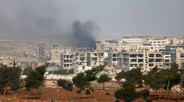 সিরিয়ার সেনাবাহিনী ও কুর্দি নেতৃত্বাধীন বাহিনীর মধ্যে সংঘর্ষ শুরু হওয়ার পর হাজার হাজার মানুষ বাড়িঘর ছাড়তে বাধ্য হয়েছেন