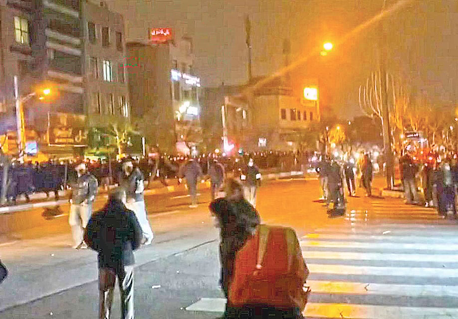 ইরানে সরকারবিরোধী বিক্ষোভ অব্যাহত রয়েছে। শুক্রবার রাতে বিক্ষোভের এ দৃশ্যটি উত্তর তেহরানের