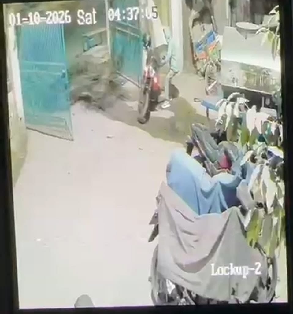 মোটরসাইকেল নিয়ে যাওয়ার মুহূর্ত। সিসিটিভির ফুটেজ থেকে নেওয়া