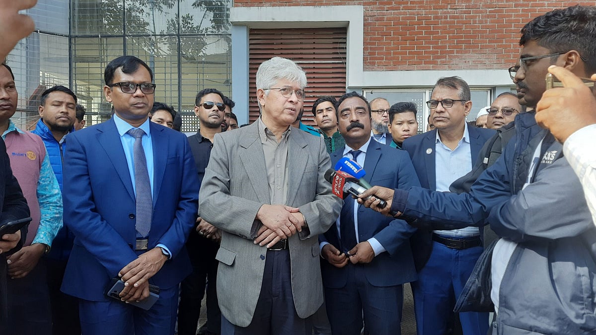 সাংবাদিকদের সঙ্গে কথা বলেন শিল্প এবং স্থানীয় সরকার, পল্লী উন্নয়ন ও সমবায় মন্ত্রণালয়ের উপদেষ্টা আদিলুর রহমান খান। আজ শনিবার দুপুরে সিলেট নগরের দক্ষিণ সুরমা এলাকার কদমতলী কেন্দ্রীয় বাস টার্মিনাল এলাকায়