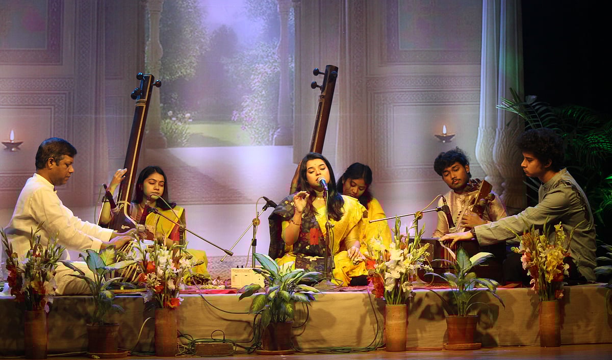 অনন্যা আচার্য্য পরিবেশন করেন রাগ বসন্তমুখারী