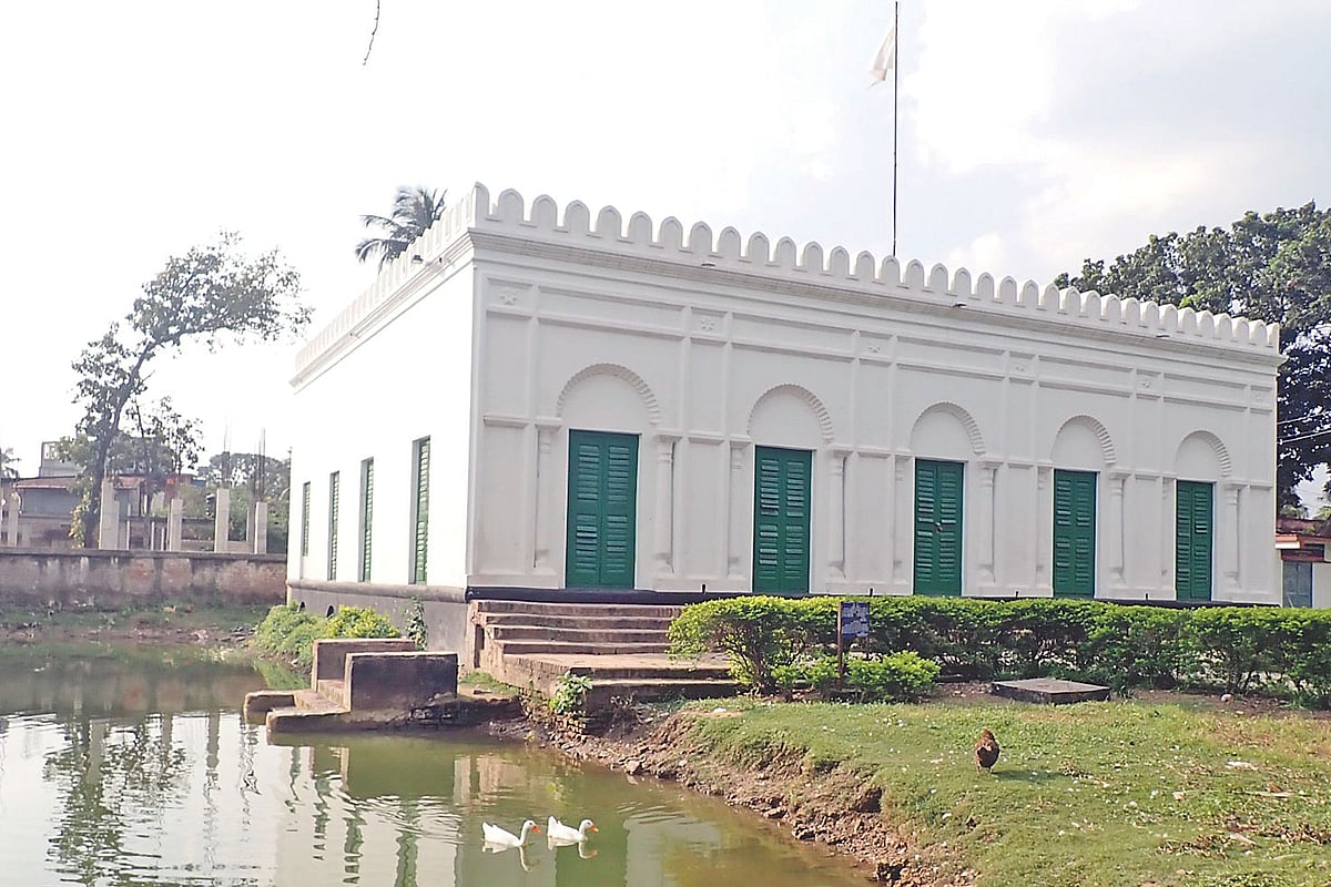 যশোর সদর উপজেলার মুড়লীতে অবস্থিত মোগল আমলের স্থাপত্যকলার অনন্য নিদর্শন ইমামবাড়া। সম্প্রতি তোলা