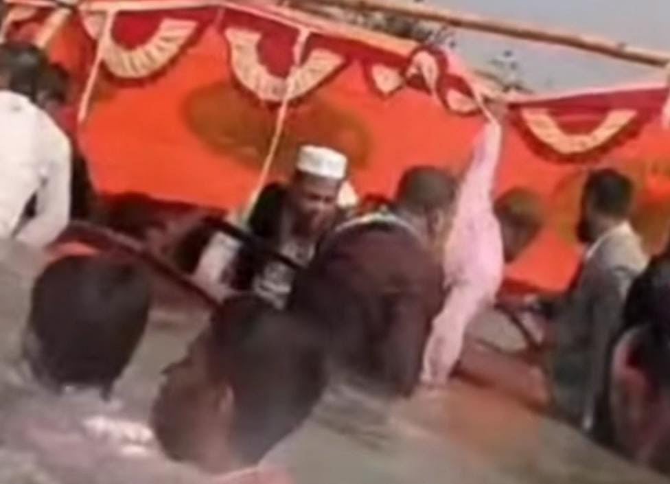 চট্টগ্রামের রাঙ্গুনিয়ায় কর্ণফুলী নদীতে নৌকা ডুবির পর পানিতে পড়ে যান যাত্রীরা। পরে তাদের উদ্ধার করা হয়