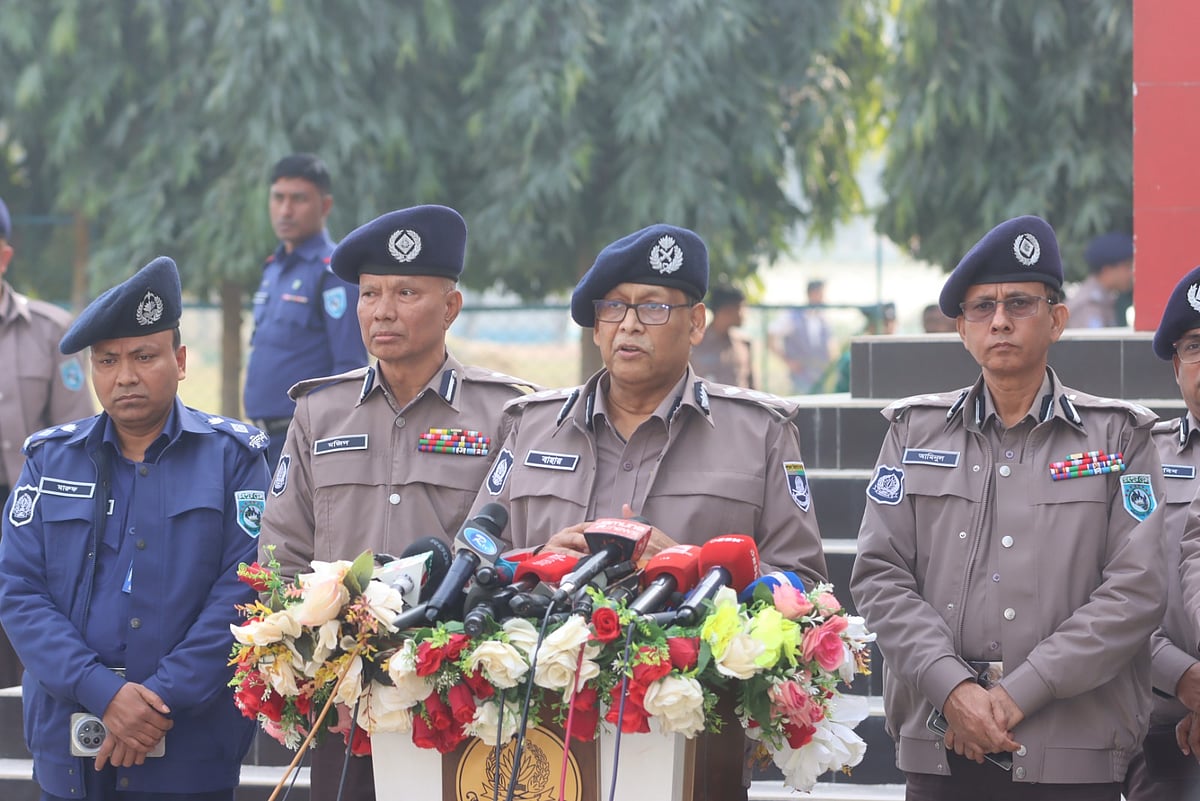 রংপুরে পুলিশের মহাপরিদর্শক (আইজিপি) বাহারুল আলম সাংবাদিকদের সঙ্গে কথা বলেন। আজ শনিবার বিকেলে রংপুর পুলিশ লাইনস স্কুল অ্যান্ড কলেজ মিলনায়তনের সামনে