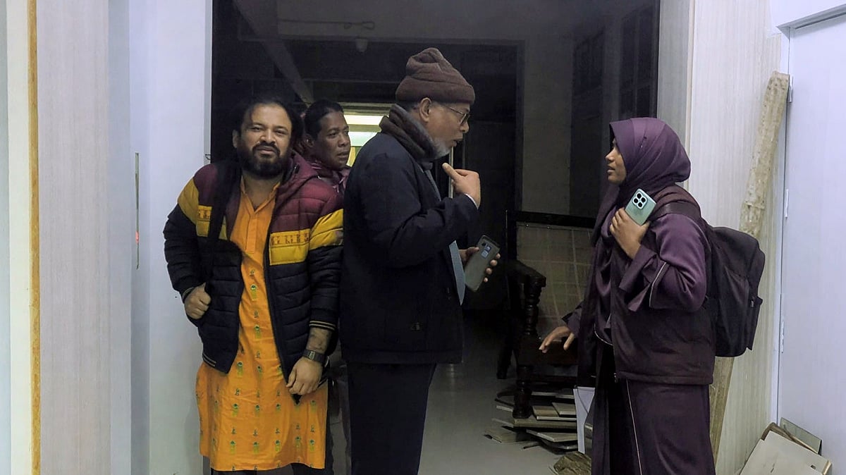 প্রক্টর হোসেন শহীদ সরওয়ার্দীর সঙ্গে শিক্ষক হাসান মোহাম্মদ প্রশাসনিক ভবন ত্যাগ করার সময় কথা বলছেন চাকসুর সহ-ছাত্রী কল্যাণ বিষয়ক সম্পাদক জান্নাতুল ফেরদাউস। আজ রাত নয়টায় প্রশাসনিক ভবনে