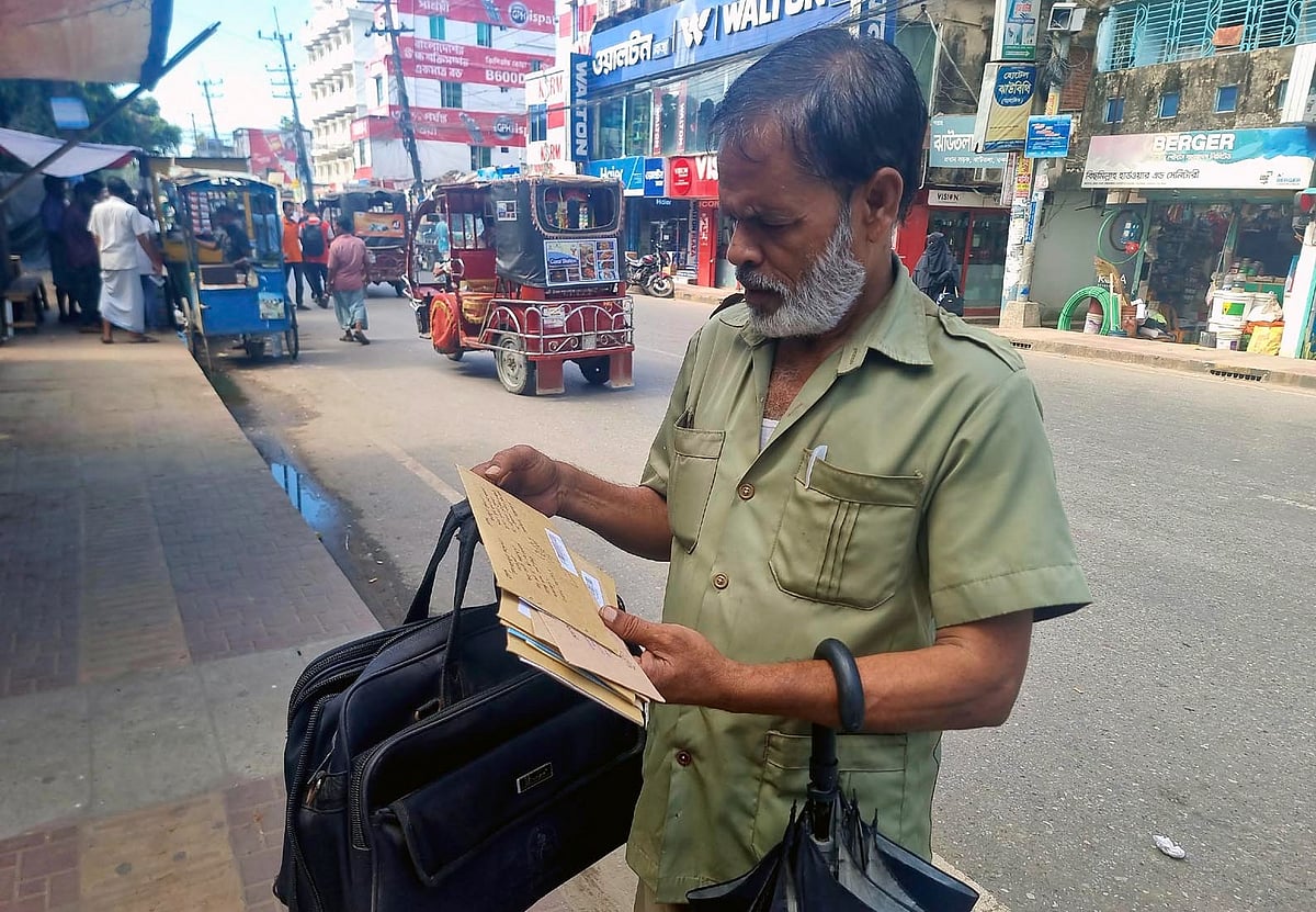 কক্সবাজার শহরের ঝাউতলায় চিঠি বিলি করছেন ডাকপিয়ন আনোয়ার হোসেন কুতুবী। সম্প্রতি তোলা
