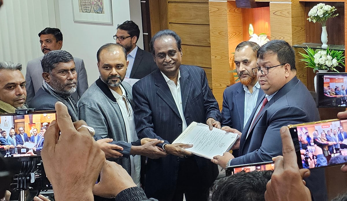 জেলা প্রশাসকের কার্যালয়ে মনোনয়নপত্র জমা দেন এম এ এইচ সেলিম