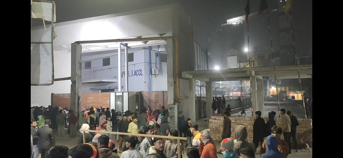 এই কারখানায় কম্প্রেসর বিস্ফোরণে আটজন দগ্ধ হয়েছেন। শনিবার রাতে নারায়ণগঞ্জের বন্দরের নবীগঞ্জ এলাকায়