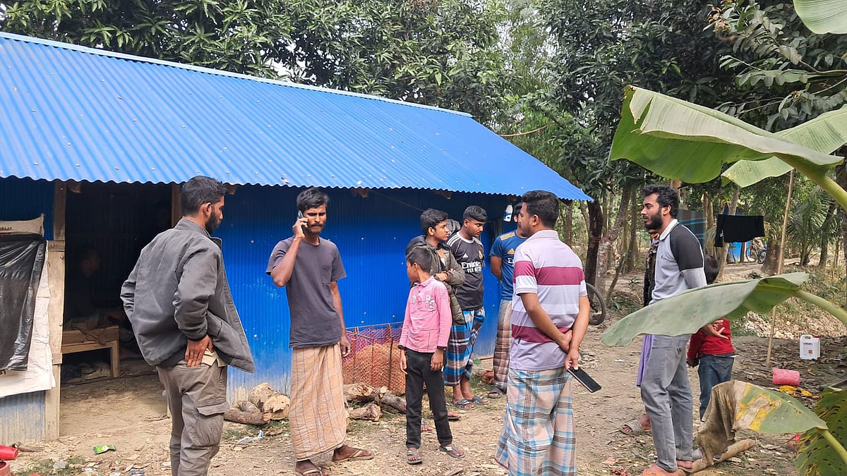 দুই তরুণের খামারে ডাকাতির খবর পেয়ে সকালে ঘটনাস্থল পরিদর্শনে আসে পুলিশ। এ সময় খামার এলাকায় জড়ো হয় কৌতুহলী মানুষ। আজ সকালে মিরসরাইয়ের মিঠানালা ইউনিয়নের উকিলটোলা গ্রাম থেকে তোলা