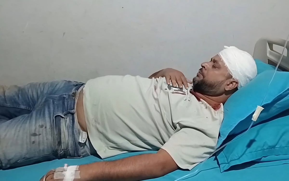 স্থানীয় বাসিন্দারা এস আই মনিরুল ইসলামকে উদ্ধার করে আশুলিয়ার নারী ও শিশু হাসপাতালে নিয়ে যান