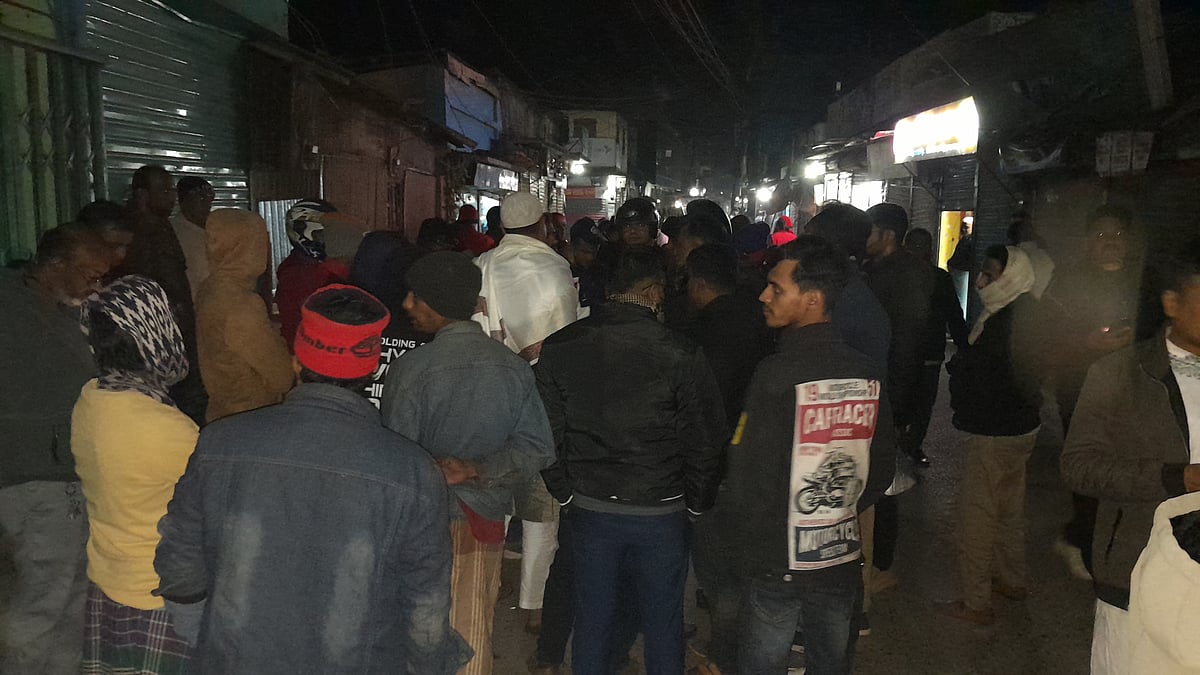 মাদারীপুরে দুই পক্ষের মধ্যে সংঘর্ষে একটি দোকান ও দুটি মোটরসাইকেল ভাঙচুর করা হয়। গতকাল শুক্রবার রাতে রাজৈর বাজারের বেপারীপাড়া এলাকায়