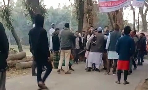 সংঘর্ষের আগে গতকাল শুক্রবার বিকেলে জামায়াত ও বিএনপির সমর্থকেরা একাধিকবার মুখোমুখি অবস্থান নেন। ভোলার লালমোহন উপজেলার রমাগঞ্জ ইউনিয়নের রায়চাঁদবাজার এলাকায়