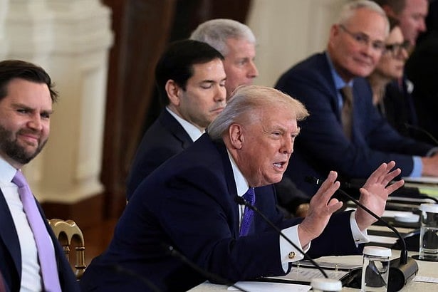 হোয়াইট হাউসে বিভিন্ন তেল কোম্পানির নির্বাহীদের সঙ্গে বৈঠক করেন ডোনাল্ড ট্রাম্প। ৯ জানুয়ারি, ২০২৬