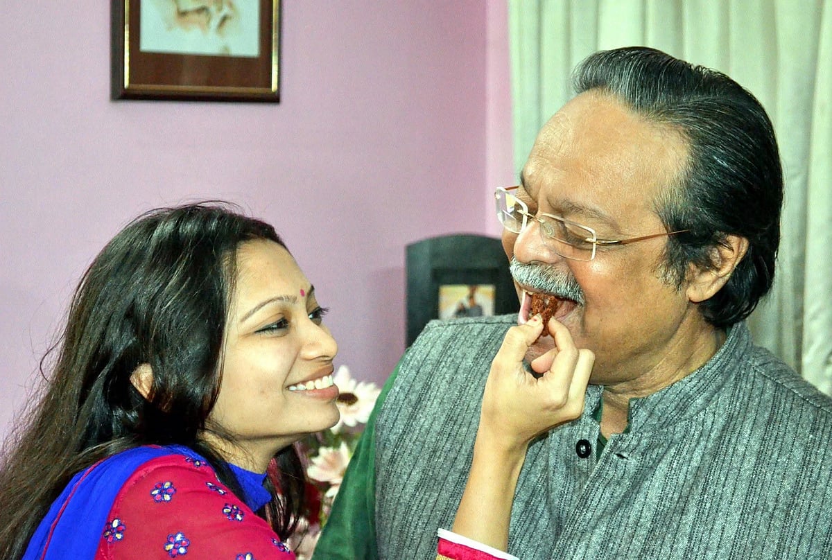 বাবার সঙ্গে মেয়ে