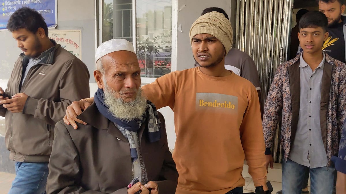 ছিনতাইয়ের শিকার বৃদ্ধ মনসুর আহম্মেদ। আজ দুপুরে মিরসরাই পৌর সদরে ইসলামী ব্যাংকের সামনে