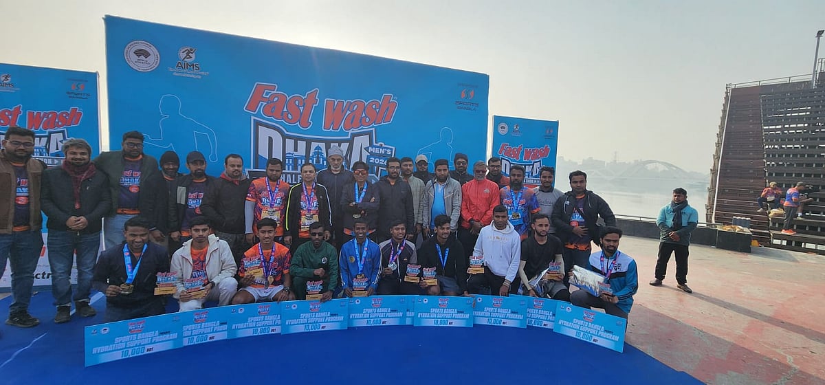 হাফ ম্যারথনের আয়োজক ও অতিথিদের সঙ্গে বিজয়ীরা। হাতিরঝিল, ঢাকা, ৯ জানুয়ারি