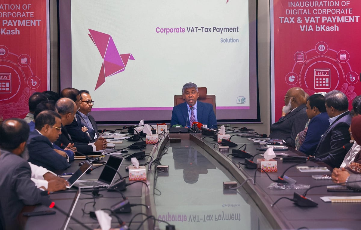 বিকাশের মাধ্যমে ডিজিটাল শুল্ক-কর পরিশোধব্যবস্থার উদ্বোধনী অনুষ্ঠানে উপস্থিত এনবিআর চেয়ারম্যান আবদুর রহমান খানসহ এনবিআর ও বিকাশের ঊর্ধ্বতন কর্মকর্তারা