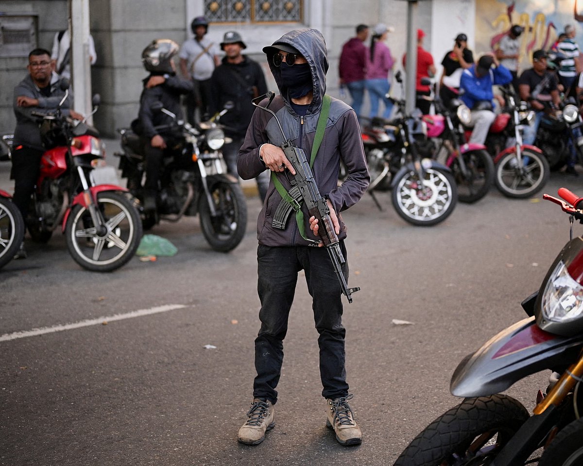 ভেনেজুয়েলার রাজধানী কারাকাসে মাদুরোর পক্ষের এক মিছিলে এভাবে অংশ নেন কোলেক্তিভোসের এক সদস্যকে। ৪ জানুয়ারি তোলা