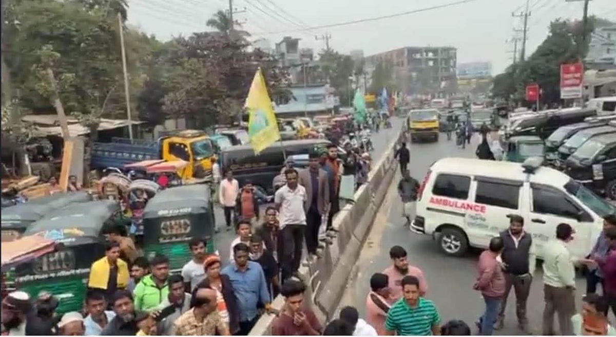 চালকদের বিক্ষোভের কারণে সড়কে যান চলাচলে বিঘ্ন ঘটে। আজ সকালে চট্টগ্রামের হাটহাজারী বাসস্ট্যান্ড এলাকায়