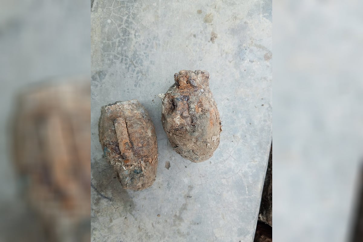 উদ্ধার হওয়া দুটি গ্রেনেড। আজ রোববার দুপুরে ঝিনাইদহ সদর উপজেলার গড়িয়ালা গ্রামে