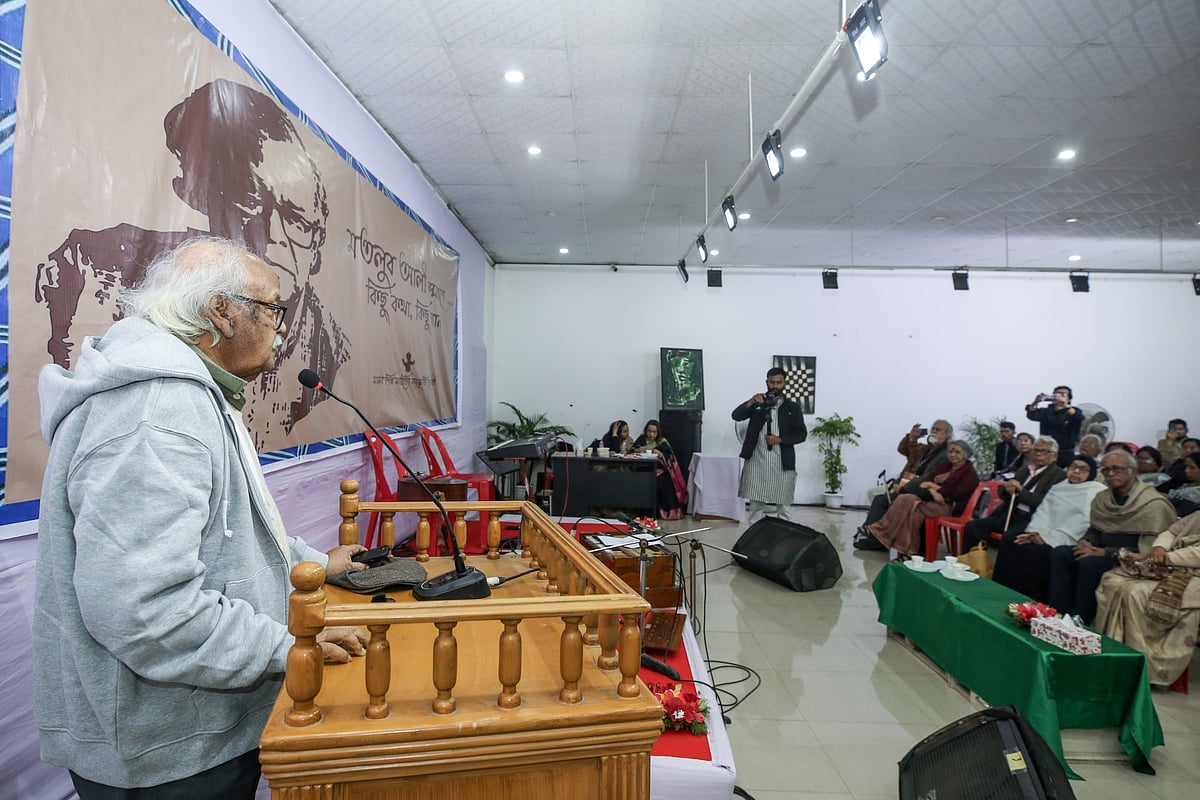 ঢাকা বিশ্ববিদ্যালয়ের চারুকলা অনুষদের সাবেক ডিন অধ্যাপক শিল্পী মতলুব আলী স্মরণে আলোচনা সভায় বক্তব্য দেন বিশিষ্ট চিত্রশিল্পী ইমেরিটাস অধ্যাপক রফিকুন নবী। রোববার সন্ধ্যায় শিশু একাডেমির শিশু জাদুঘর আর্ট গ্যালারিতে