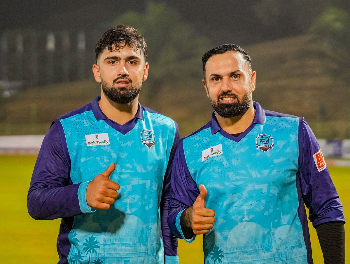 নোয়াখালী এক্সপ্রেসের জার্সিতে বাবা মোহাম্মদ নবীর সঙ্গে হাসান ইসাখিল