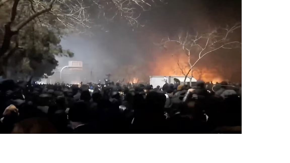 বিক্ষোভকারীরা অবস্থান নিয়েছেন, এমন একটি স্থান থেকে ধোঁয়া উঠতে দেখা যাচ্ছে। ইরানের রাজাভি খোরাসান প্রদেশের মাশহাদ শহরের ভকিলাবাদ এলাকায় মহাসড়কের কাছে, ১০ জানুয়ারি ২০২৬। সামাজিক যোগাযোগমাধ্যমের একটি ভিডিও থেকে নেওয়া স্ক্রিনগ্র্যাব