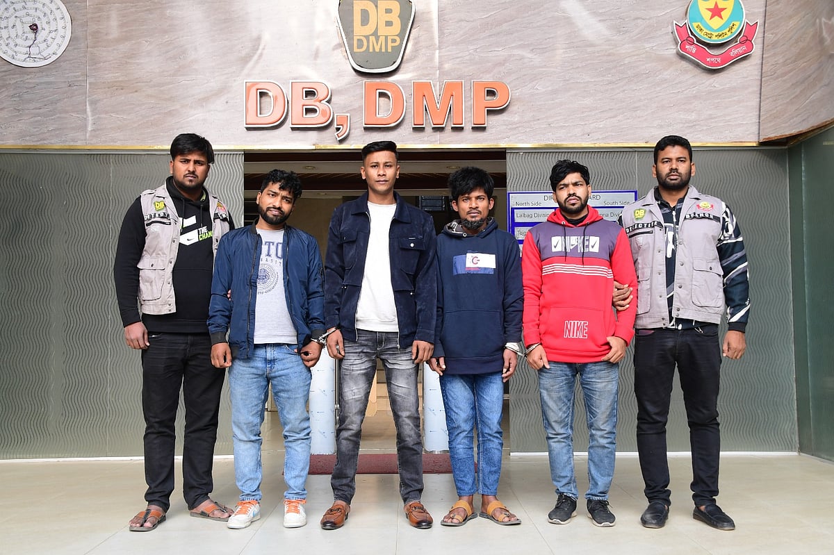 গ্রেফতারকৃত মোঃ বিল্লাল, জিনাত, মোঃ রিয়াজ ও আব্দুল কাদির (বাম দিক হতে)