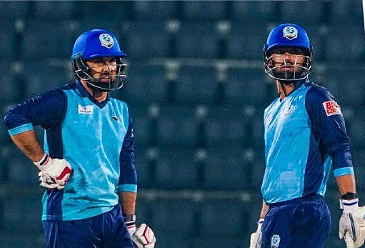 বাবা মোহাম্মদ নবী ও ছেলে হাসান ইসাখিল আজ একসঙ্গে ব্যাট করেছেন নোয়াখালীর হয়ে