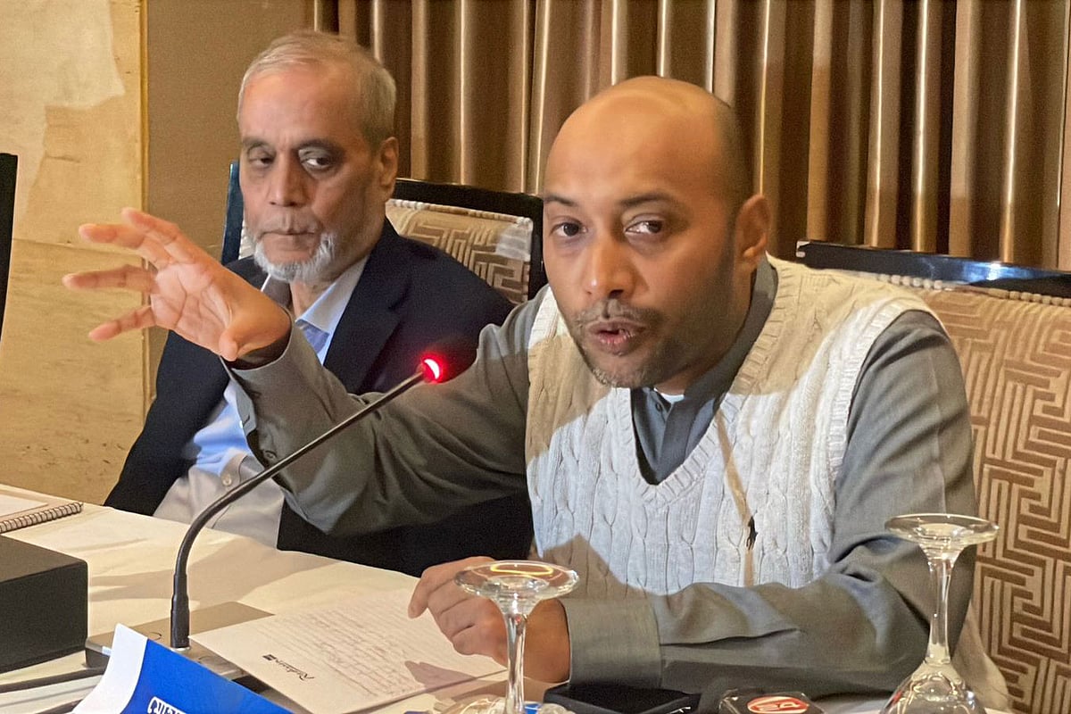 চট্টগ্রাম কবে বাণিজ্যিক রাজধানী হবে—শীর্ষক গোলটেবিল বৈঠকে আলোচনায় অংশ নেন টিকে গ্রুপের পরিচালক মোহাম্মদ মোস্তফা হায়দার। বৈঠকের আয়োজন করে প্রথম আলো। আজ সকালে চট্টগ্রাম নগরের রেডিসন ব্লু চট্টগ্রাম বে ভিউতে