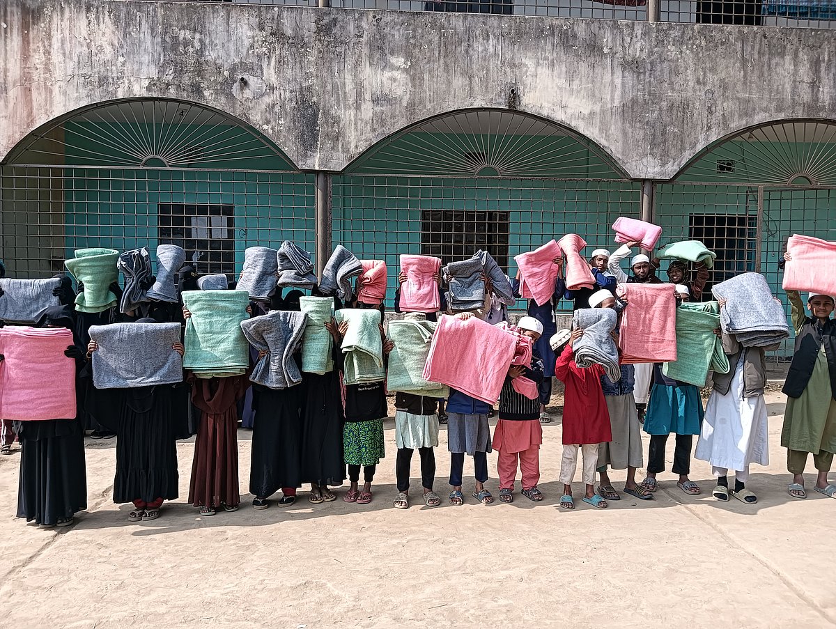 প্রথম আলো ট্রাস্টের উদ্যোগে আজ রোববার দুপুরে রাজবাড়ী সদর উপজেলার বরাট দেওয়ান মো. ইসহাক হাফিজিয়া মাদ্রাসা ও এতিমখানার শিক্ষার্থীসহ স্থানীয় ৫০ জনের হাতে কম্বল তুলে দেওয়া হয়