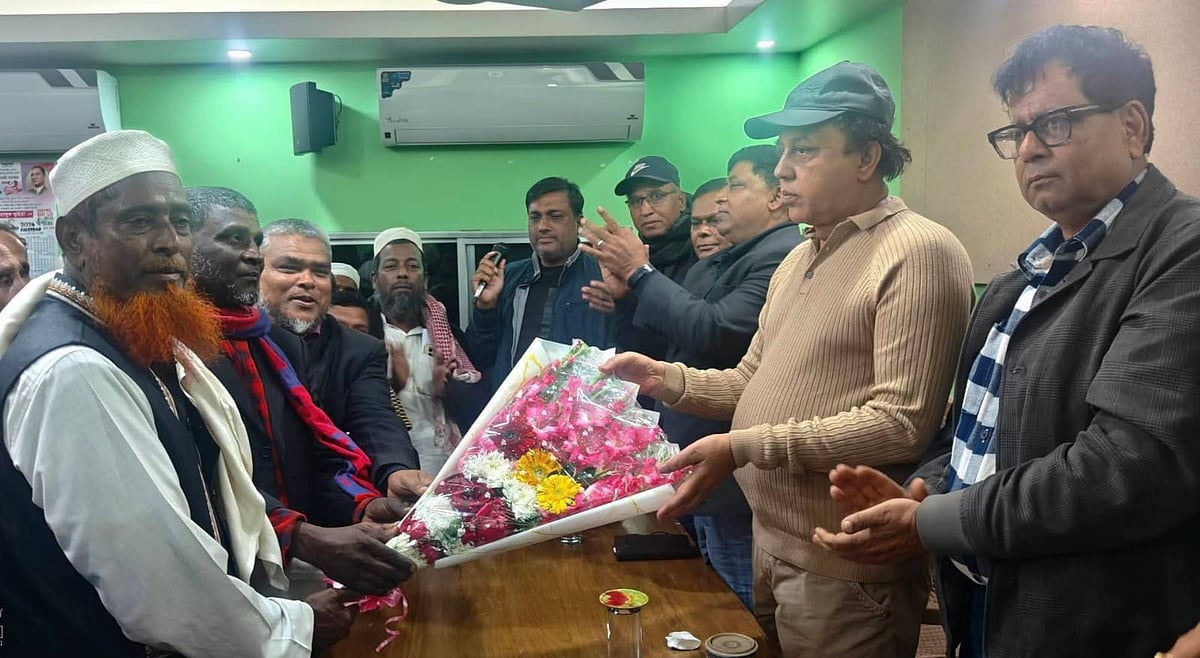 খাগড়াছড়িতে জেলা বিএনপি সভাপতির হাতে ফুলের তোড়া দিয়ে বিএনপিতে যোগ দিচ্ছেন কয়েকজন ব্যক্তি। গতকাল রাতে জেলা সদরের কলাবাগান এলাকায়